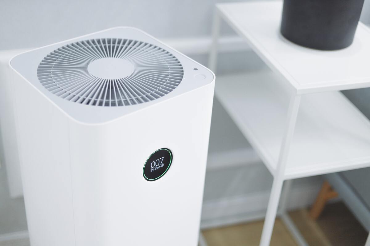 Mengenal Apa itu Ventilasi, Jenis, Contoh, dan Manfaatnya air purifier bebentuk balok dengan lubang angin di bagian atas