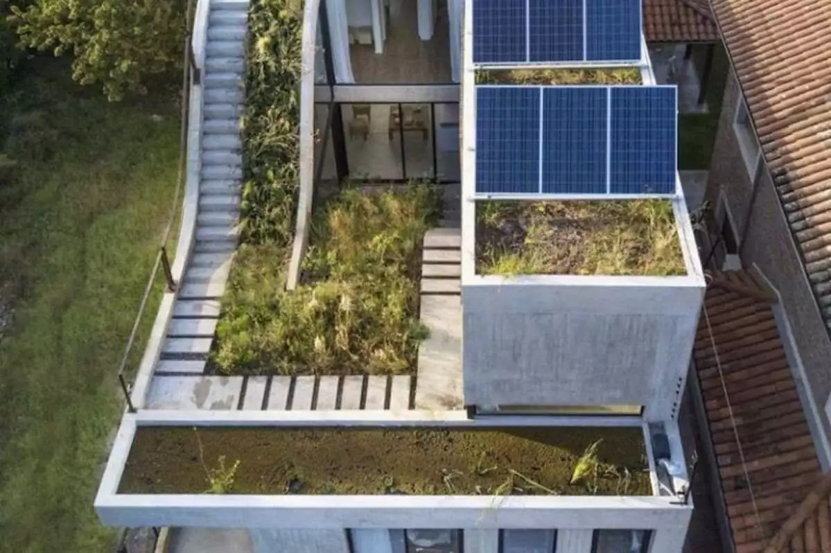 Mengenal Ciri, Konsep dan Desain Rumah Ramah Lingkungan Solar panel di rumah