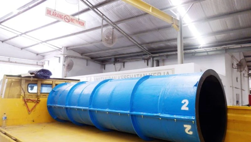 Apa Itu Bekisting, Fungsi, Jenis, Syarat dan Perawatannya Bekisting Fiberglass berbentuk silinder berwarna biru sedang diangkut pickup