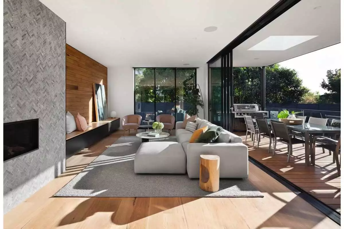 7 Contoh Desain Rumah Modern Minimalis dan Karakteristiknya Gambar ruang keluarga pada rumah modern yang bercirikan funiture yang sederhana