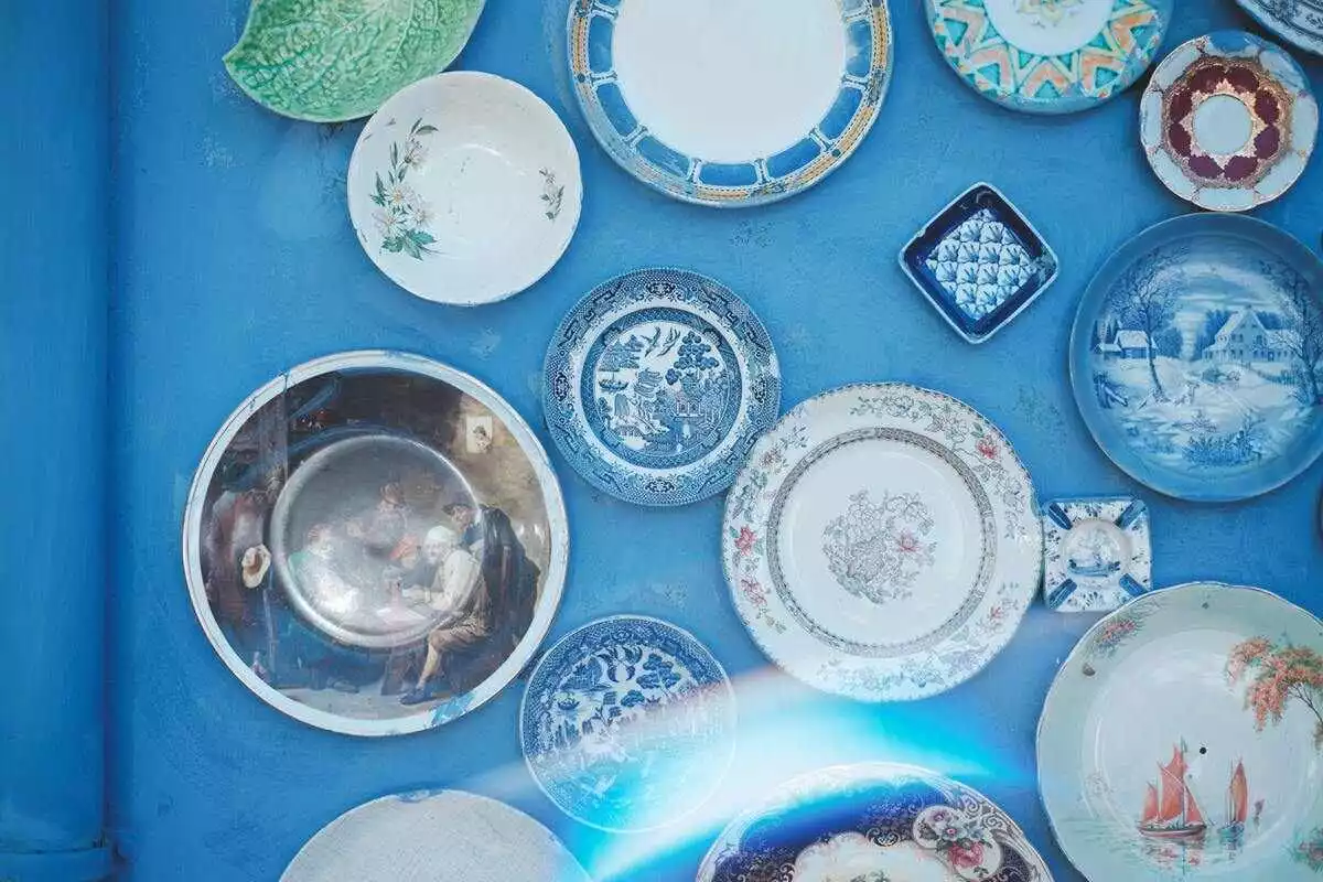 15 Contoh Hiasan Dinding Ruang Tamu Menarik dan Aesthetic hiasan dinding ruang tamu piring motif