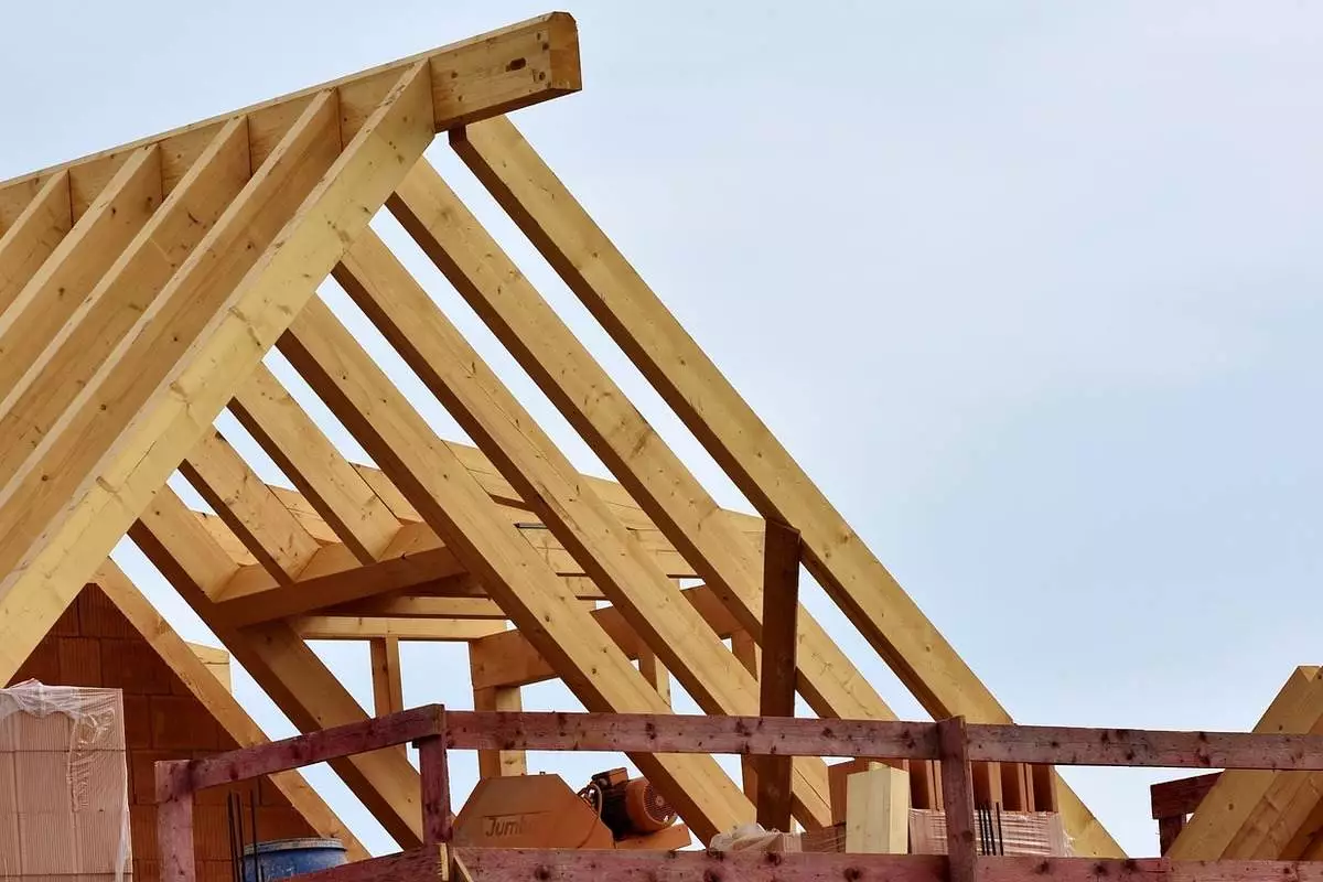 Rekomendasi 10 Jenis Atap Rumah dan Cara Merawatnya rangka material atap kayu sebelum menjadi atap bangunan