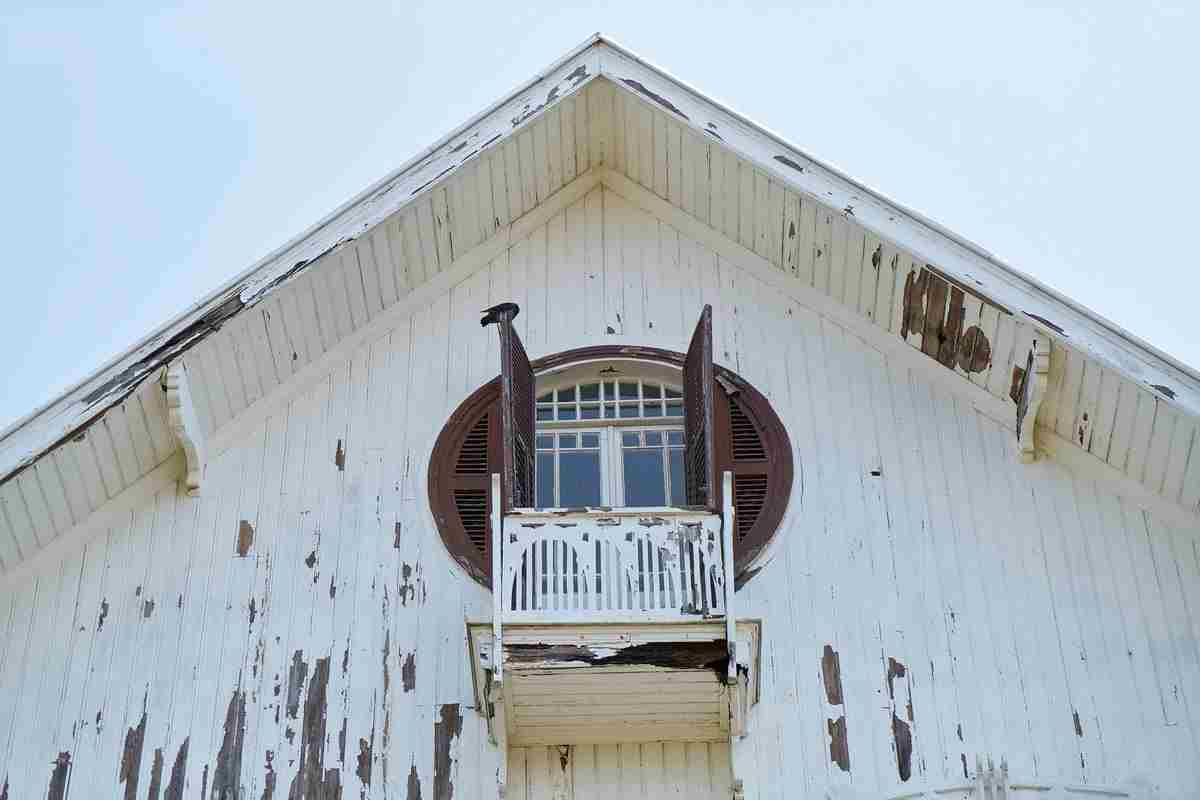 Terdapat sebuah rumah yang terkelupas cat pada dindingnya
