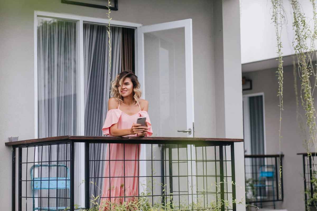 Seseorang yang berdiri dibalkon