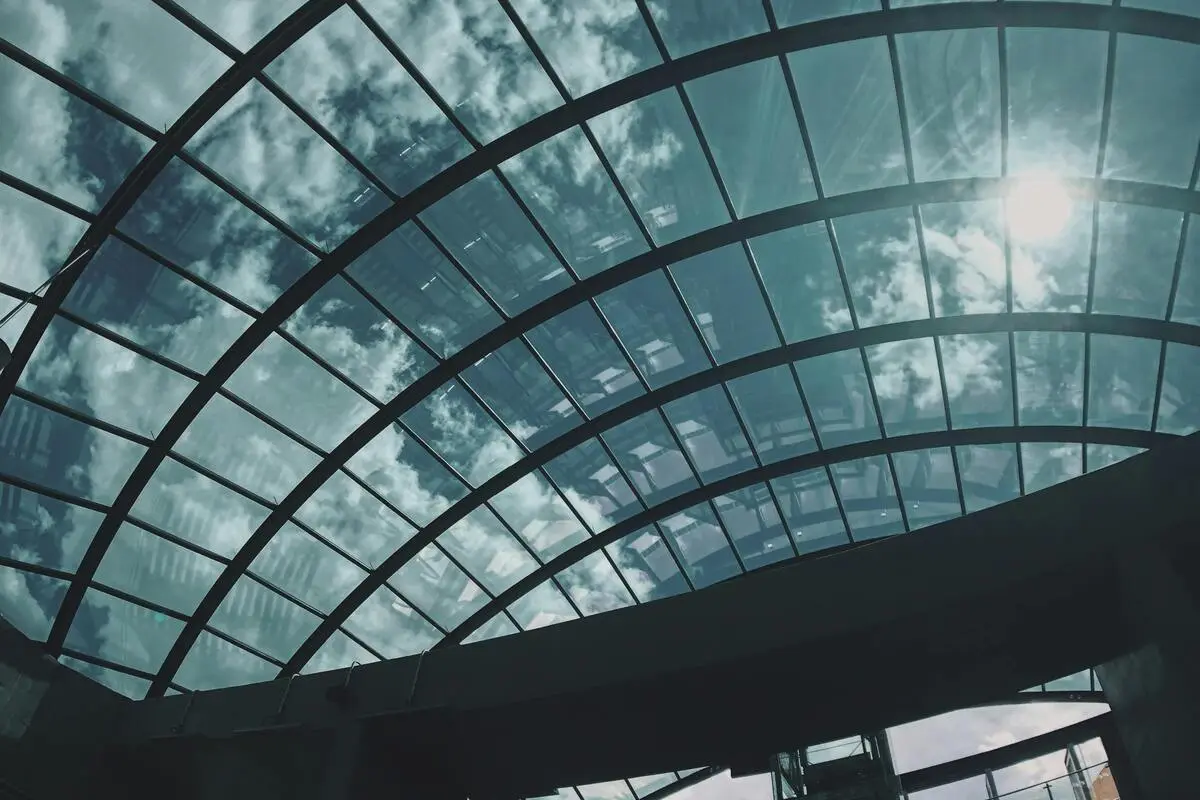 Skylight dengan lengkungan dan kaca