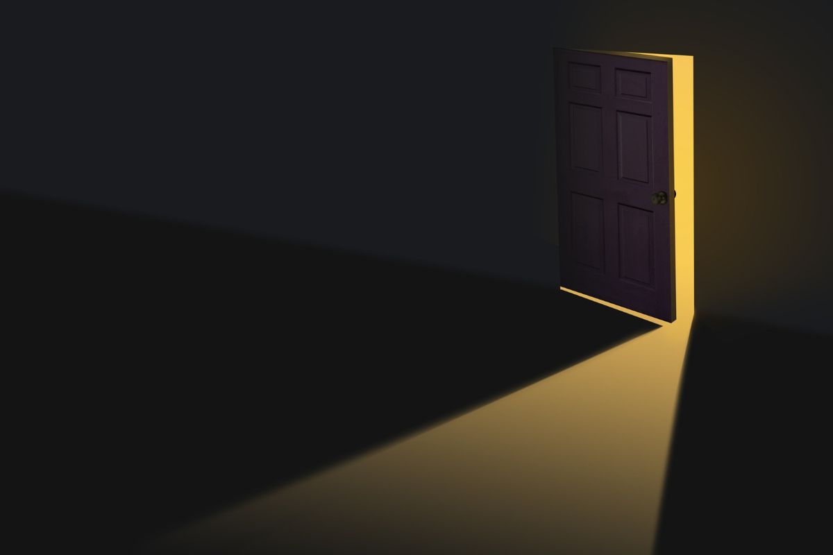 Pintu yang berkonsep kamuflase dengan terbuka sedikit