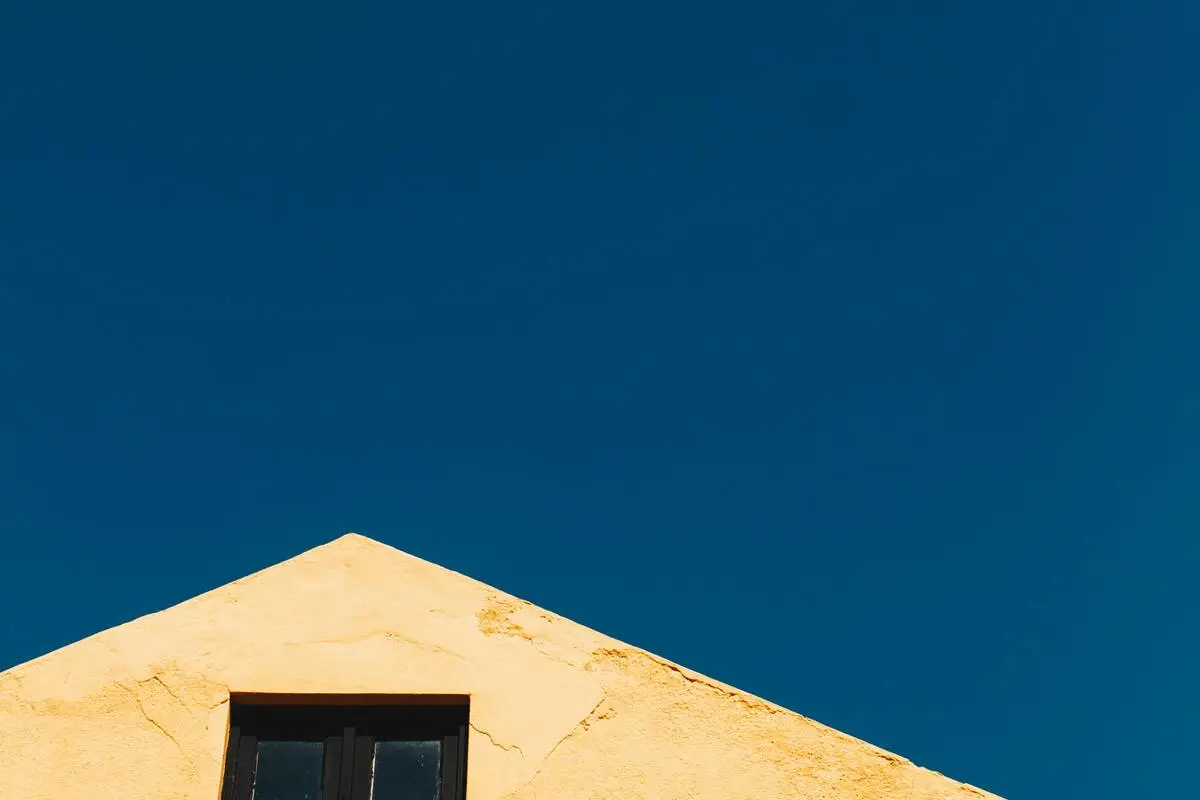 Rumah yang memiliki atap dak beton