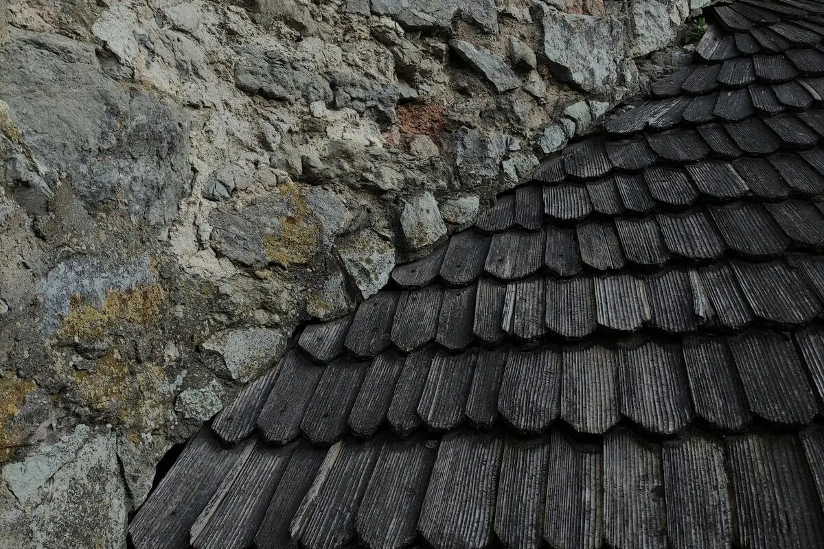 Penggunaan atap sirap pada rumah