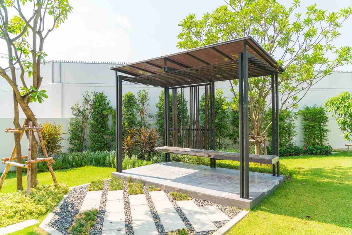 pergola dengan atap kayu