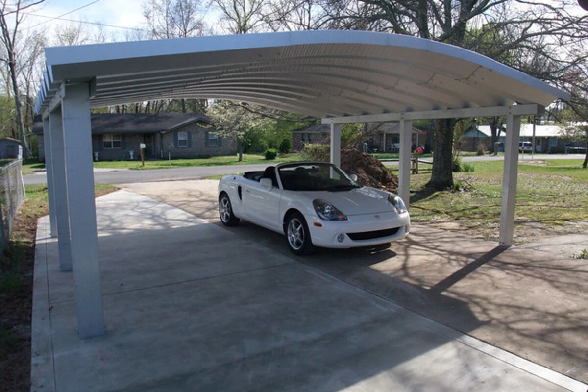 Sebuah mobil yang berteduh pada carpot