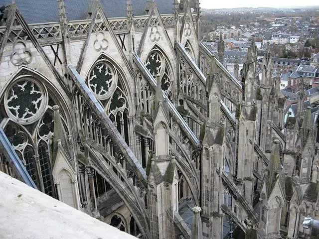 Mengenal Gaya Arsitektur Gotik dan Sejarah Bangunan di Dunia bentuk flying buttress pada arsitektur gotik