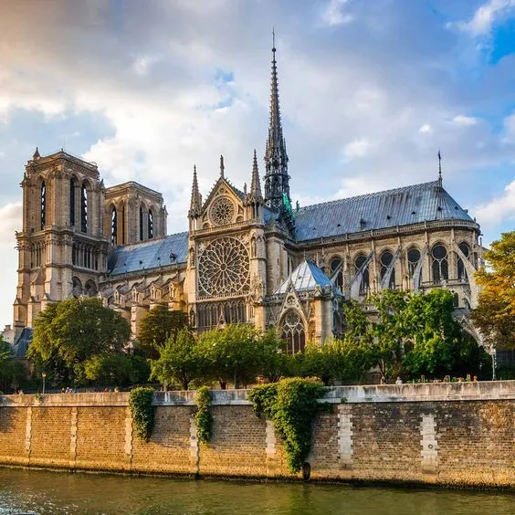 Mengenal Gaya Arsitektur Gotik dan Sejarah Bangunan di Dunia katedral notre-dame di paris