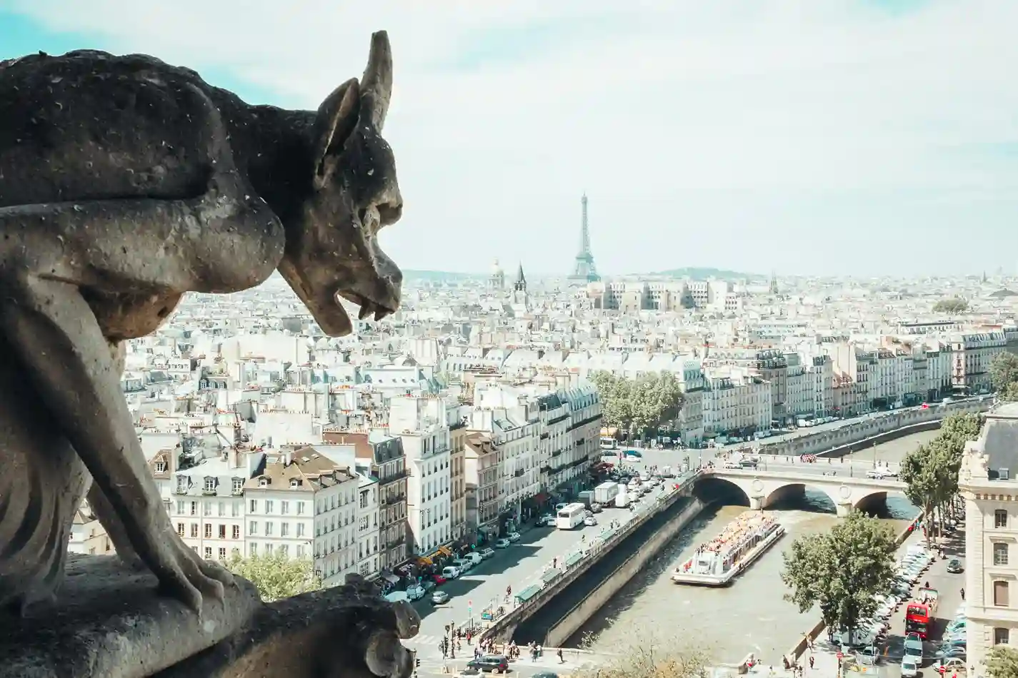 Mengenal Gaya Arsitektur Gotik dan Sejarah Bangunan di Dunia gargoyle pada arsitektur gotik