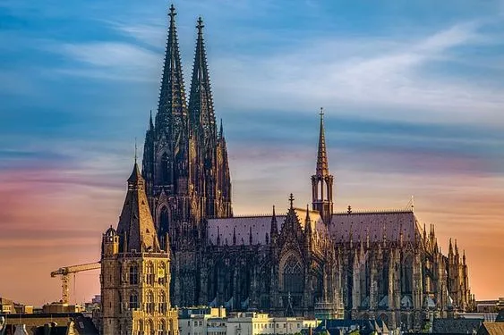 Mengenal Gaya Arsitektur Gotik dan Sejarah Bangunan di Dunia katedral cologne di jerman