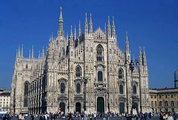 Mengenal Gaya Arsitektur Gotik dan Sejarah Bangunan di Dunia katedral milan di Italia